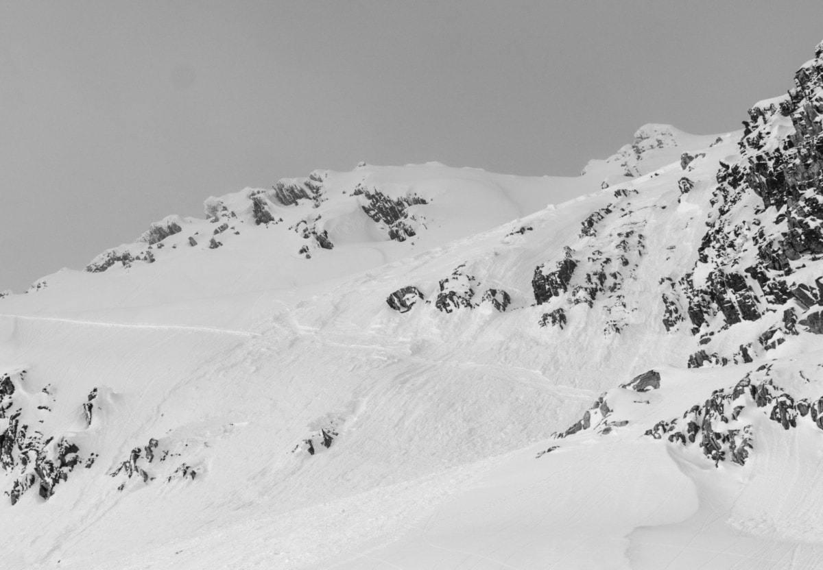 avalanche on the ascent path of christmas couloir