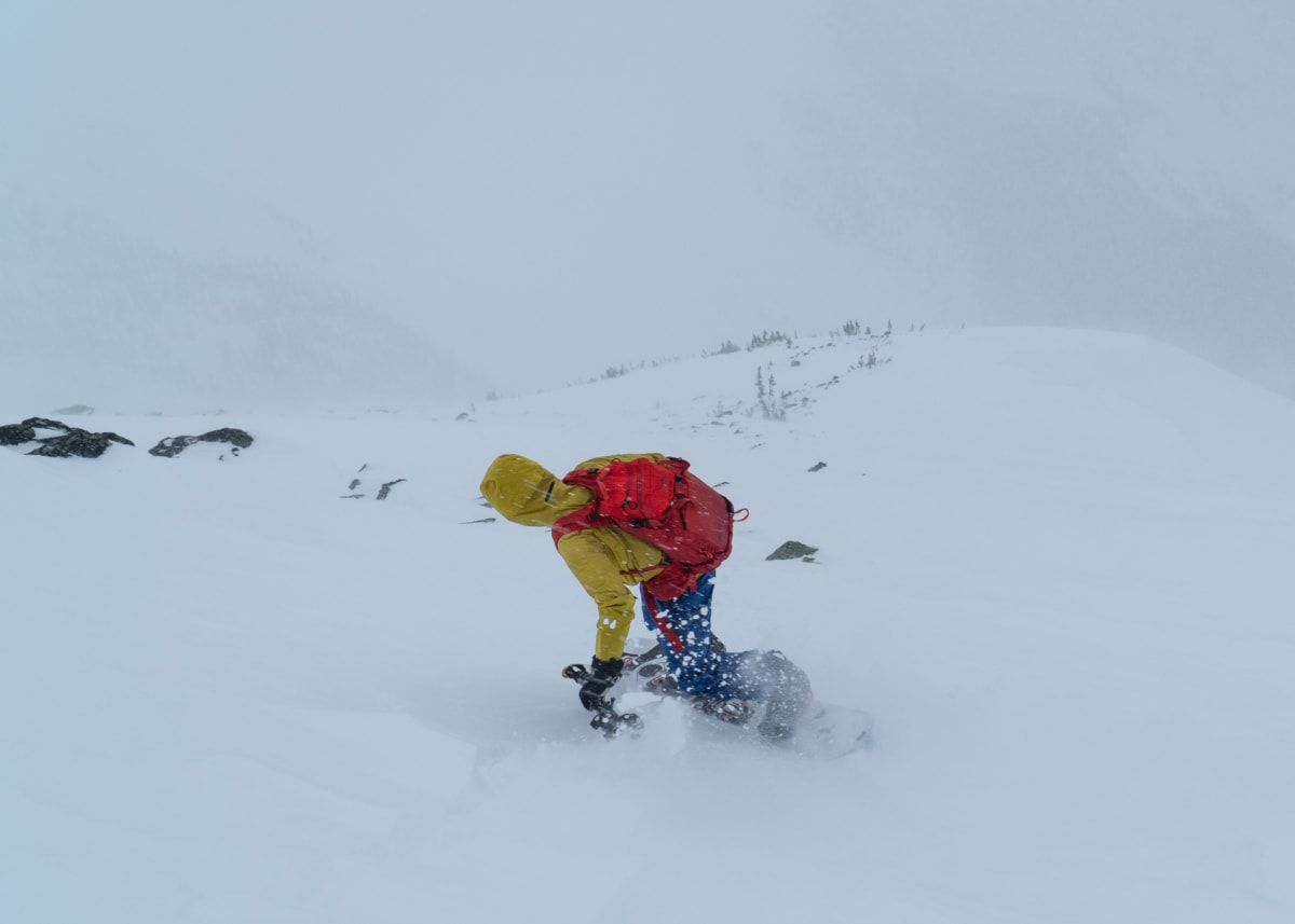 splitboarder carefully descending the ravens ridge