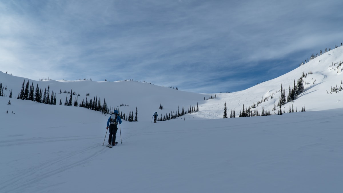 ryan and freddy ski touring towards balu pass