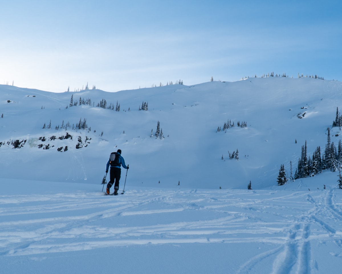 man ski touring up balu pass